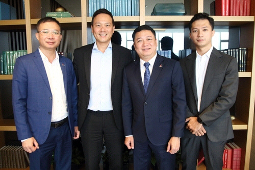 한국과 베트남 간 신재생에너지 사업 분야 협업을 위해 최근 방한한 국영 에너지기업 PVN 계열사 경영진 등이 지난 1일 서울 중구의 한 호텔에서 연합뉴스와 인터뷰를 한 뒤 포즈를 취하고 있다. 왼쪽부터 담 득 통 PV파워 REC 대표, 성승훈 아송인베스트 대표, 응우옌 주이 장 PV파워 부사장, 딘 꾸이 마인 하 아송인베스트 시니어 애널리스트.  연합뉴스